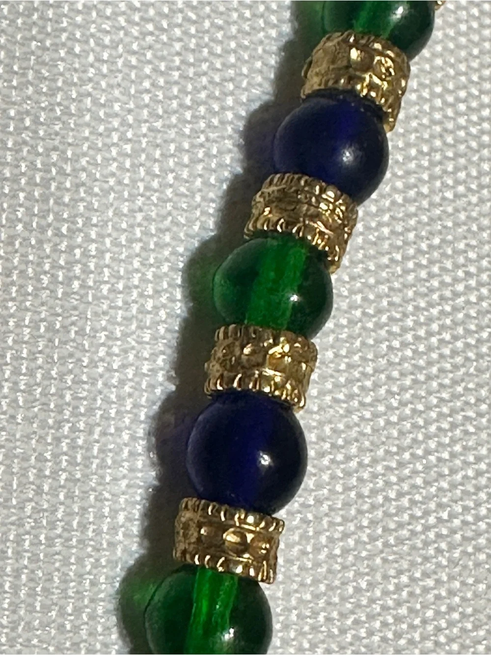 THIS IS A LADIES MURANO GLASS NECKLACE MEASURING 17” IN LENGTH, 6” WHEN WORN. I